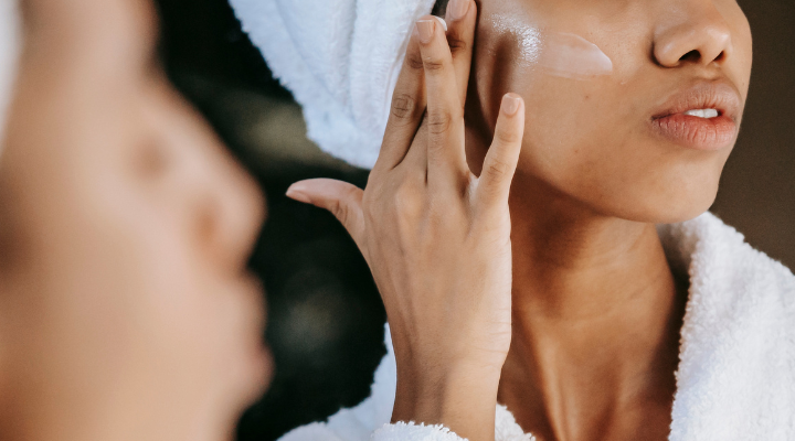 modelo passando um gel facial