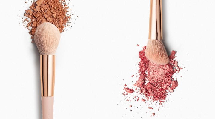 dois pincéis e maquiagem