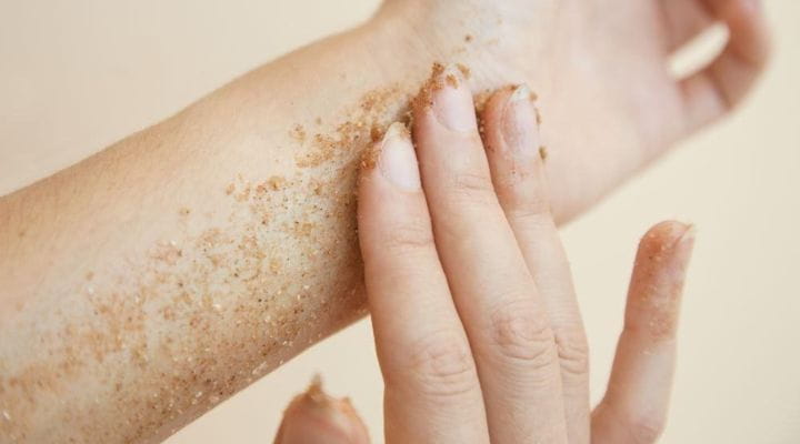 Pessoa passando esfoliante