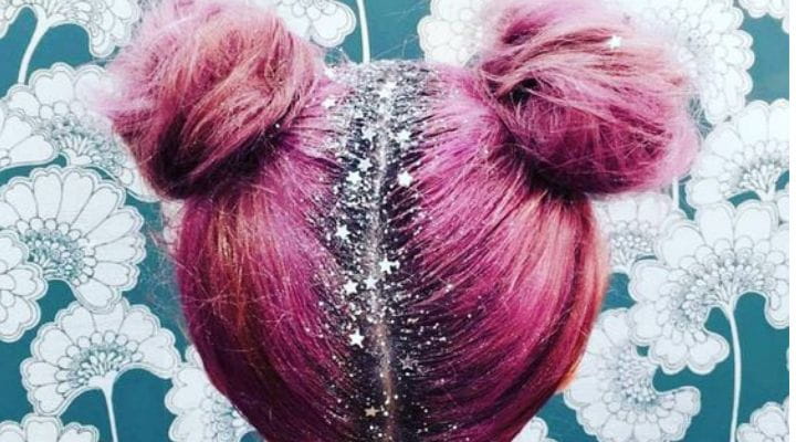 modelo com glitter no cabelo rosa pronta para curtir o carnaval