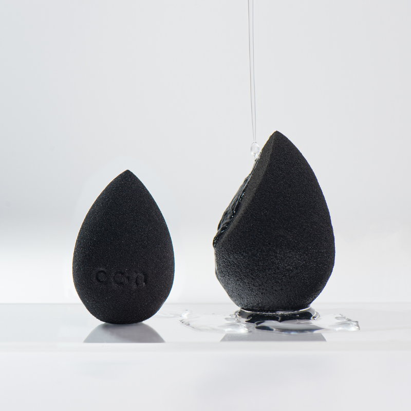 Esponjas pretas sendo lavadas