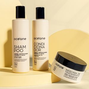 3 produtos para cabelo em um fundo amarelo