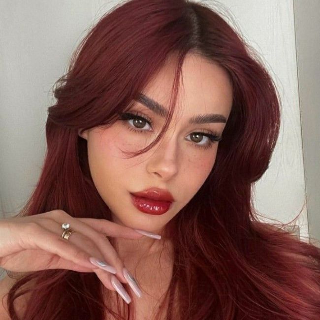 modelo com cabelo longo vermelho cereja