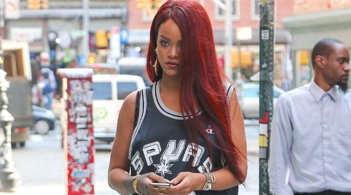 rihanna com cabelo vermelho cereja