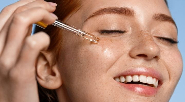 modelo aplicando sérum facial