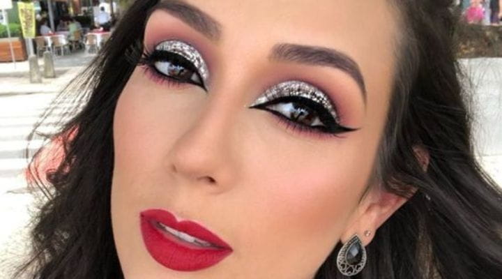 cut crease com batom vermelho