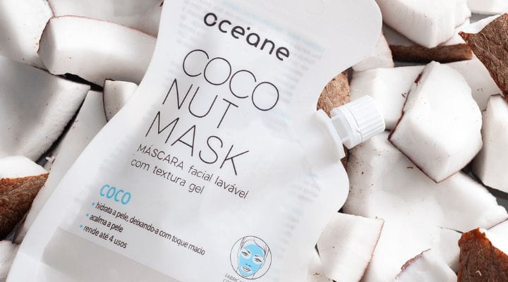 Máscara facial lavável com textura em gel em fundo de coco