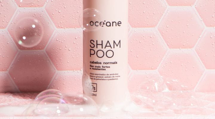 shampoo para cabelos normais em um banheiro rosa de ladrilhos