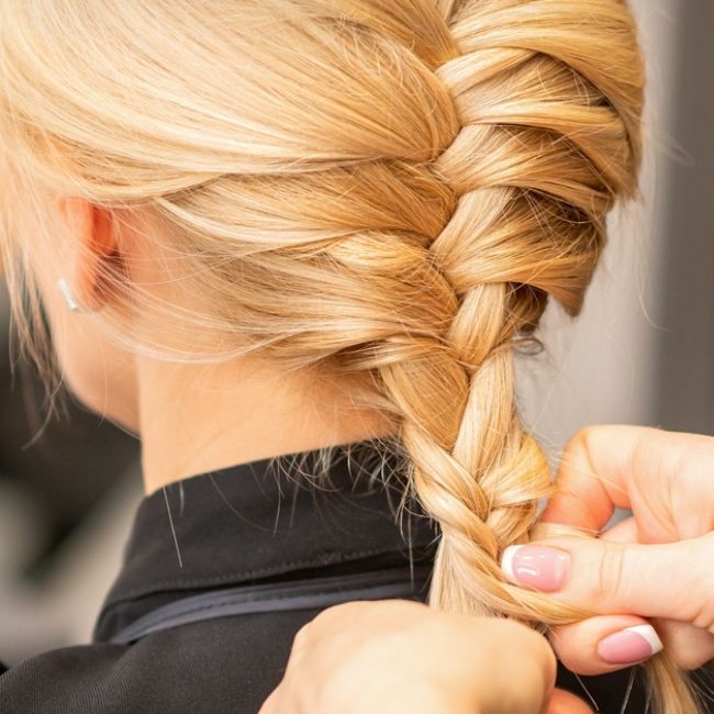 cabelo loiro com trança embutida