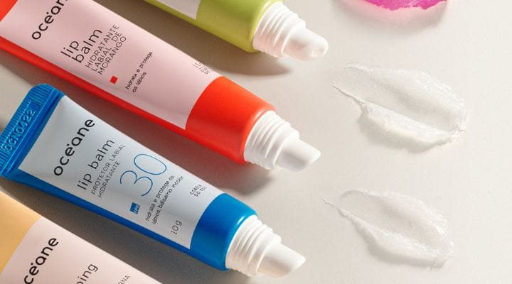 Embalagens de lip balm hidratante com cor e proteção fps