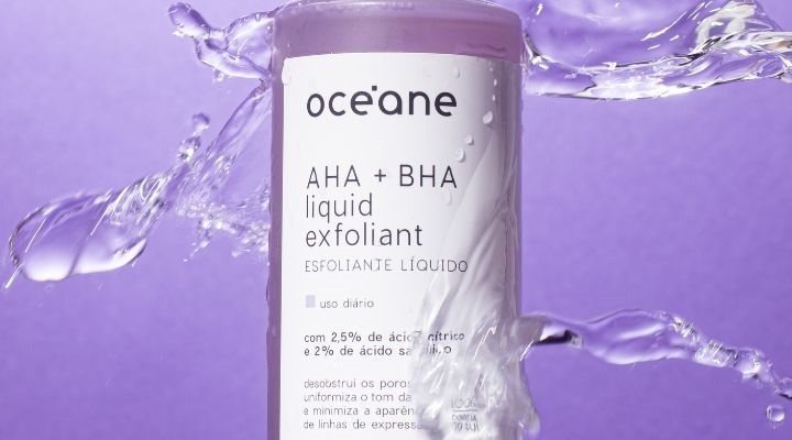 Esfoliante líquido AHA + BHA Océane com fundo roxo e com água