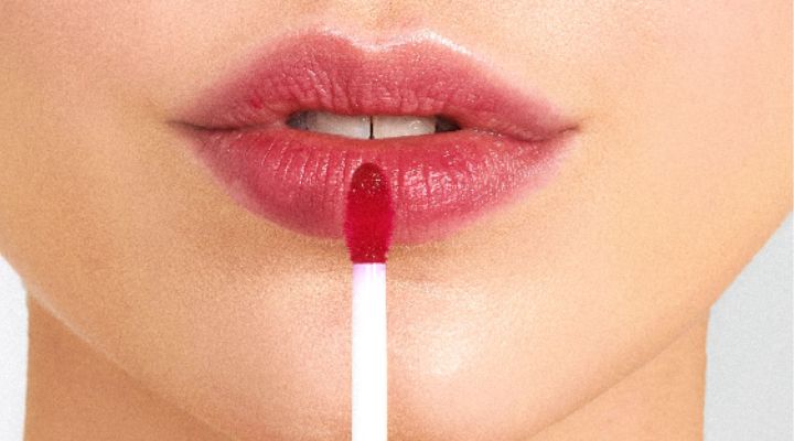 Close nos lábios da modelo enquanto segura aplicador de lip tint