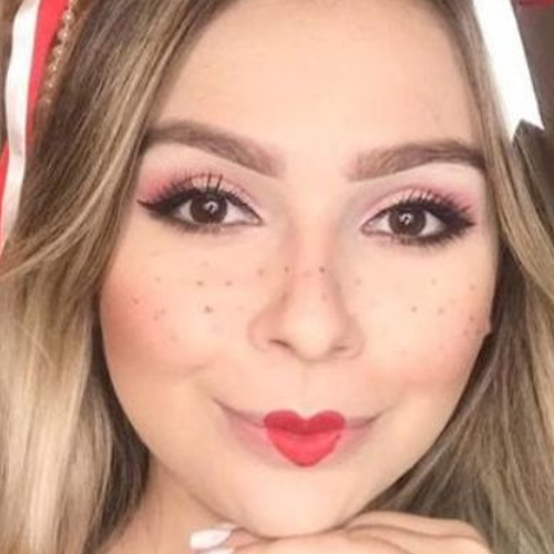 modelo maquiada