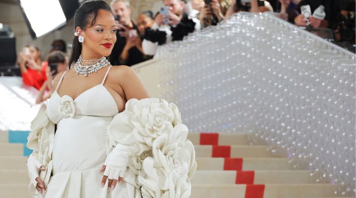 Rihanna em um tapete vermelho com ventido branco e sombra branca nos olhos