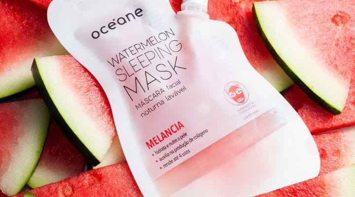 Imagem da embalagem da máscara facial de melancia sobre melancias cortadas.