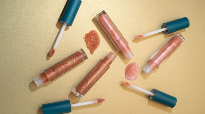 várias embalagens de gloss nude abertas