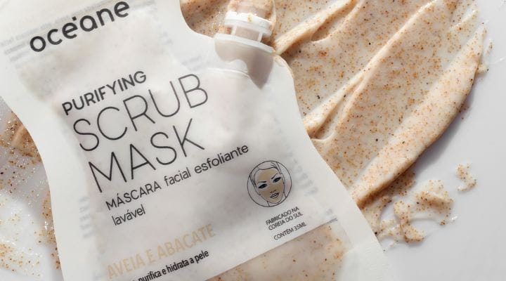 Imagem da máscara facial esfoliante aberta sobre um superfície, mostrando a consistência do produto.