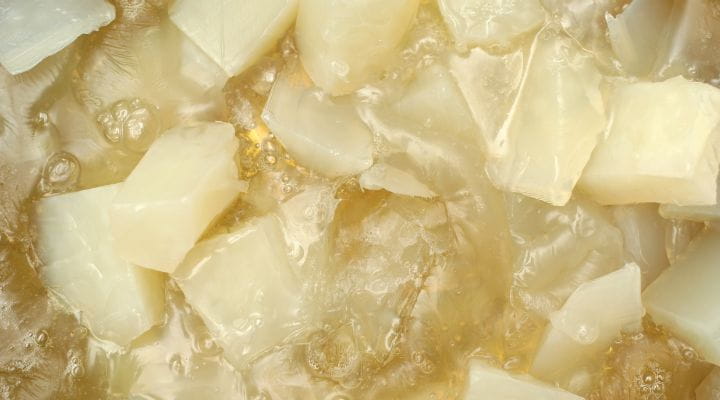 Representação do composto glicerina. Foto do composto glicerina em sua forma natural.