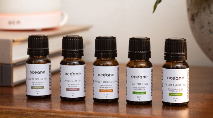 Foto dos 5 óleos essenciais da Océane: tea tree, laranja doce, lavanda, hortelã e eucalipto.