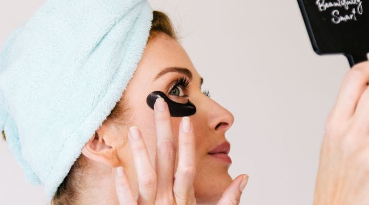 Foto de uma mulher usando a máscara para a área dos olhos com ácido hialurônico.
