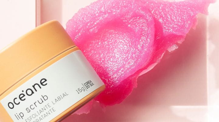 Foto da embalagem do Lip Scrup, um esfoliante labial e sua textura rosada.