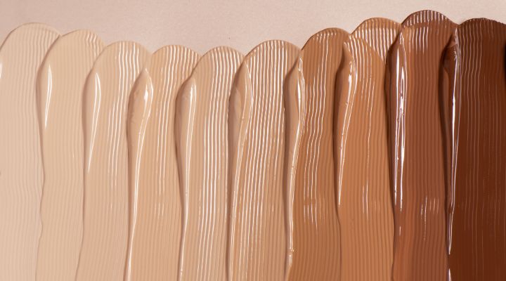 Amostras de bases para maquiagem em tons variados.