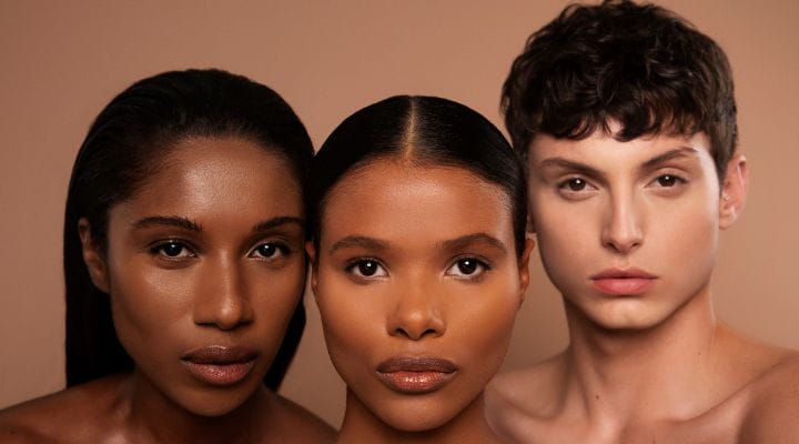 Foto de três modelos, com tonalidades de pele diferentes.