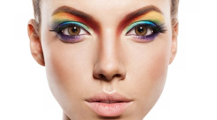 Modelo com maquiagem inspirada no challenge rainbow makeup