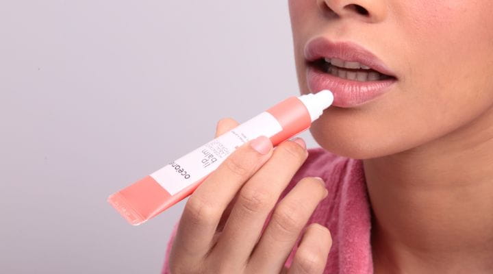 lip balm para hidratar e fixar o batom nos lábios