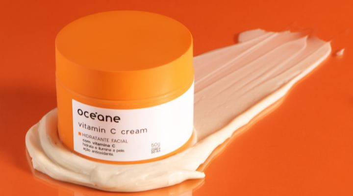 creme hidratante com vitamina c para skincare na viagem