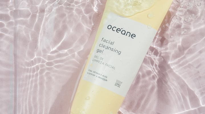 gel de limpeza facial océane para skincare na viagem sobre um recipiente com água