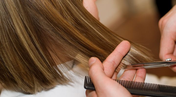 mulher cortando o cabelo