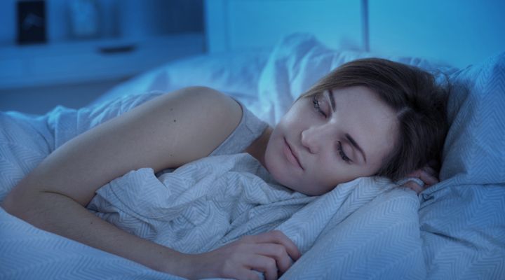 mulher deitada na cama dormindo