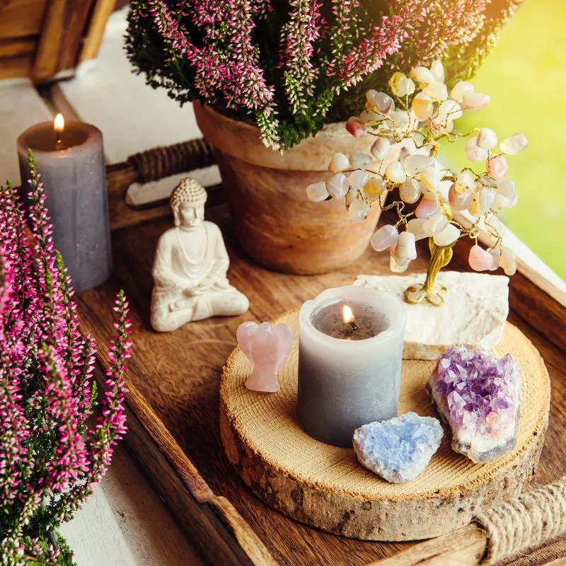 altar com velas e buda