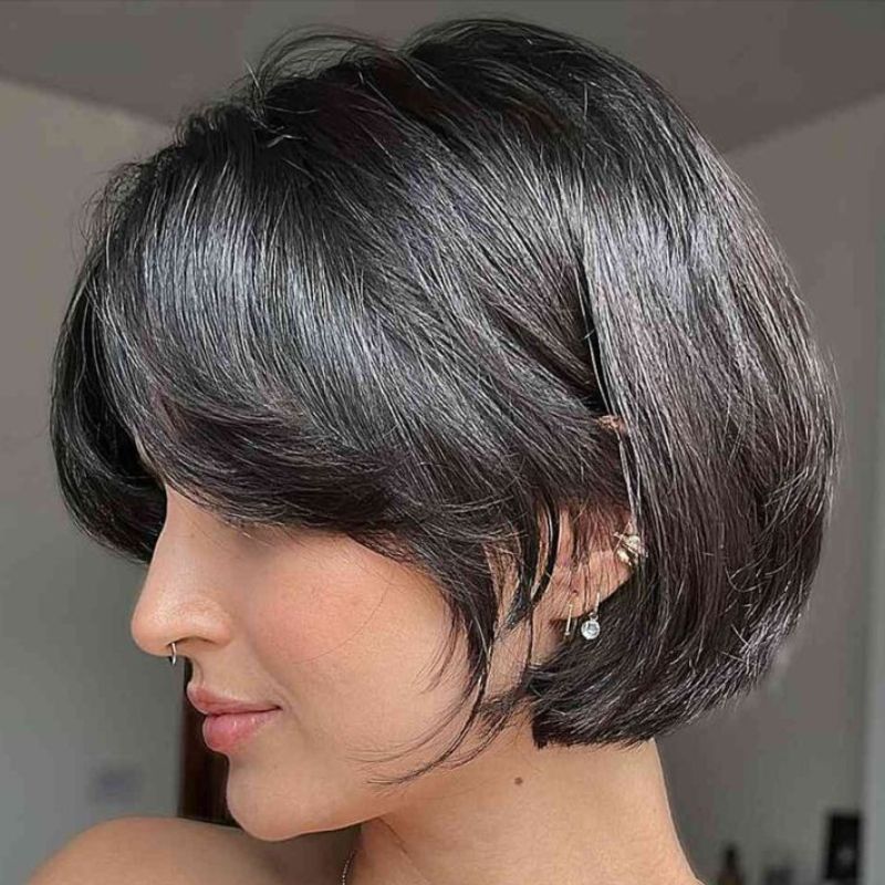 mulher de perfil com cabelo curto