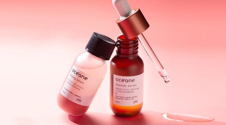 Duas embalagens de sérum facial, sendo que uma delas está aberta 
