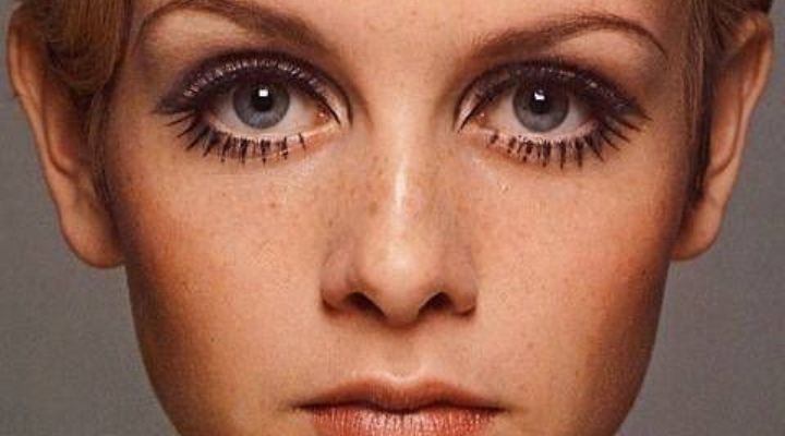mulher com maquiagem dos anos 1960