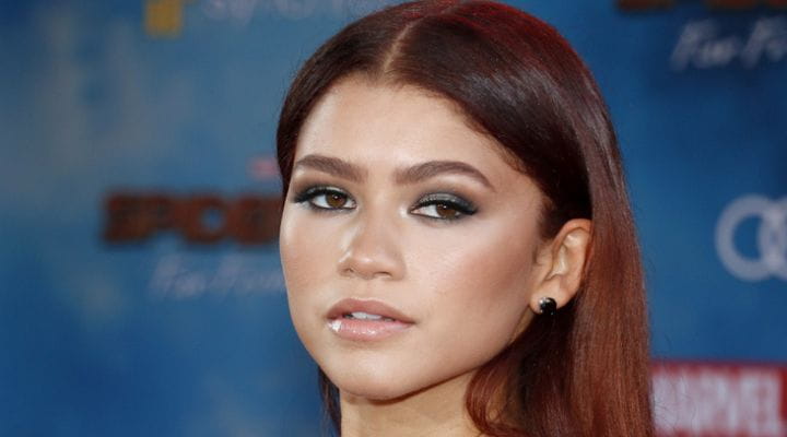 zendaya com sobrancelha angular