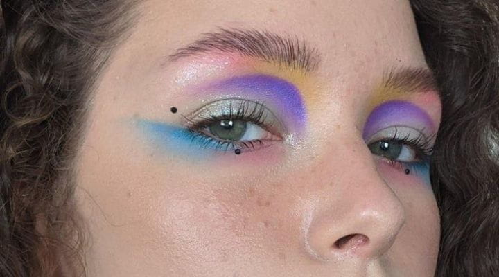 modelo com maquiagem colorida inspirada no signo de aquário
