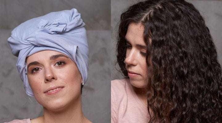 Duas modelos, uma com cabelo em processo de finalização utilizando a técnica plopping e a outra com cabelo finalizado