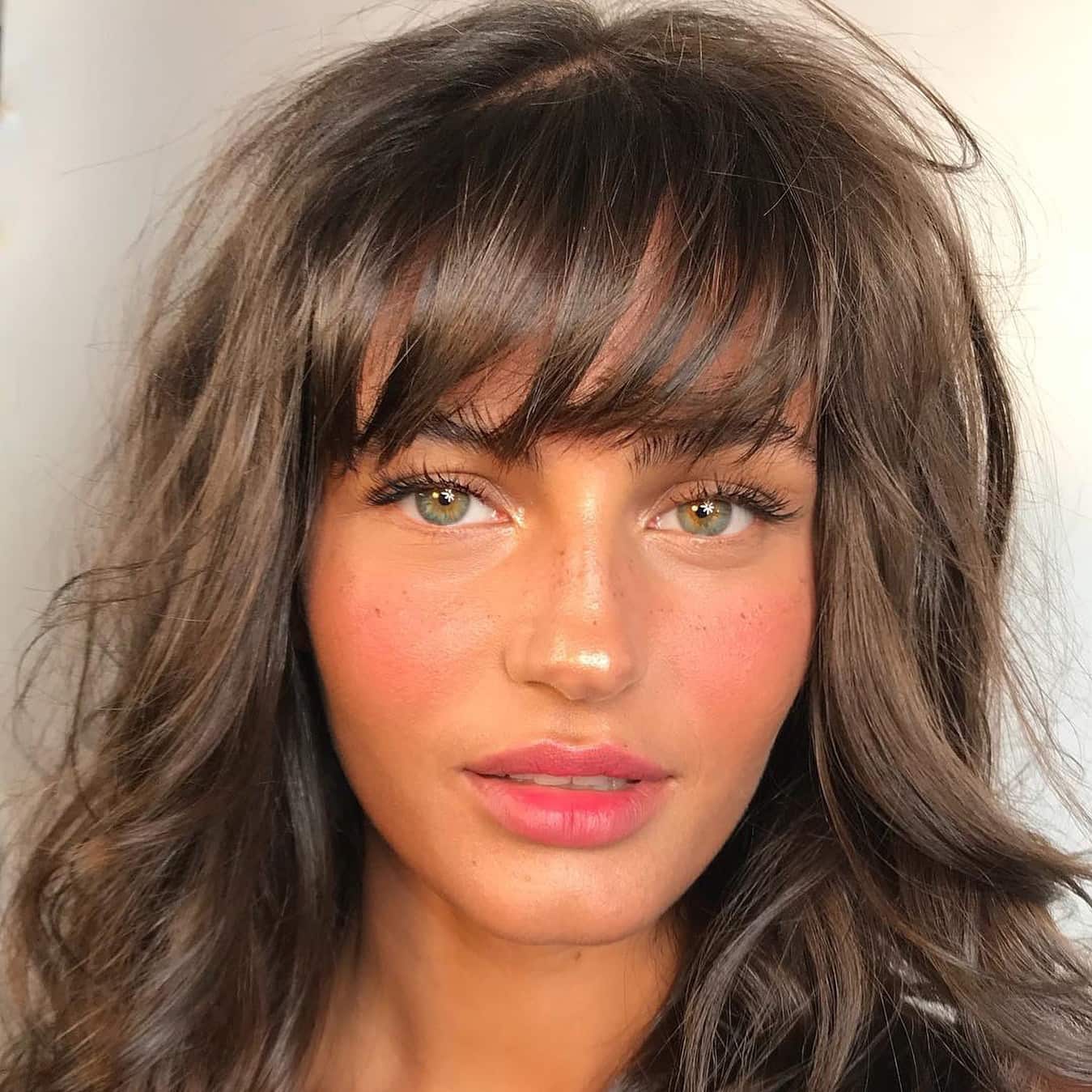 Mulher com make simples e nariz iluminado