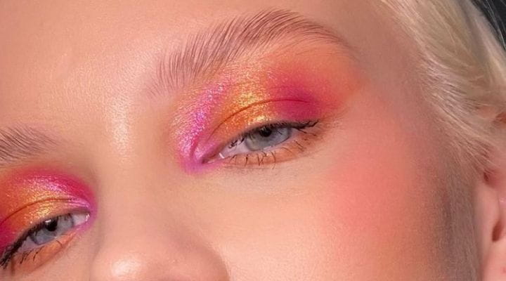 Modelo com maquiagem rosa e laranja com glitter bem verão