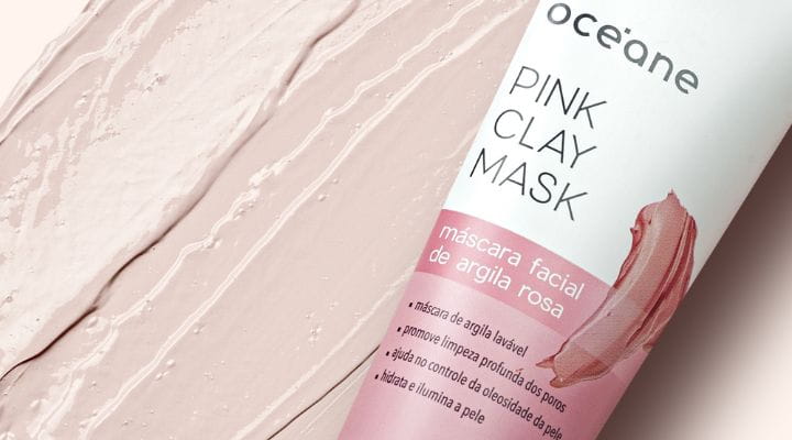 máscara de argila facial rosa sobre pinceladas do próprio produto