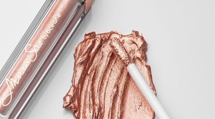 maquiagem líquida com glitter derramado simbolizando a maquiagem do signo de leão