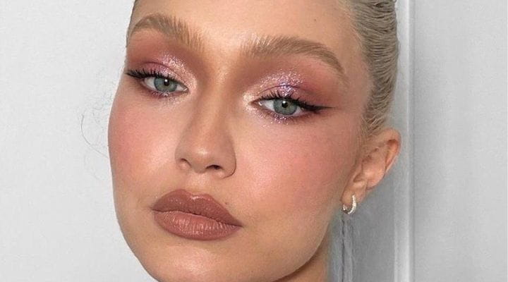 Modelo Gigi Hadid com maquiagem rosa com glitter bem glamourosa