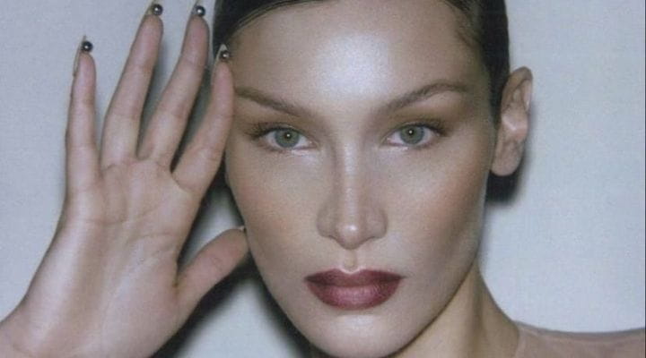 bella hadid posando com sua make clean