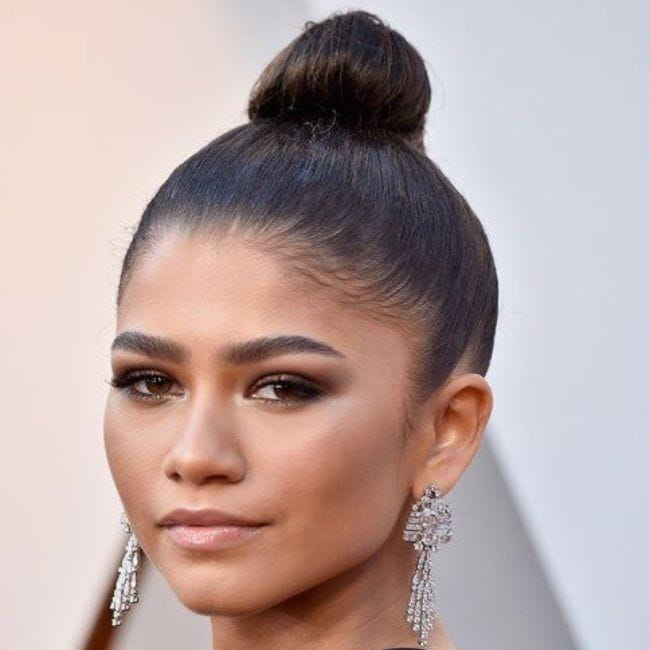 zendaya com maquiagem escura nos olhos, mas com lábios suaves em tons nude perfeitamente harmônico com sua pele negra