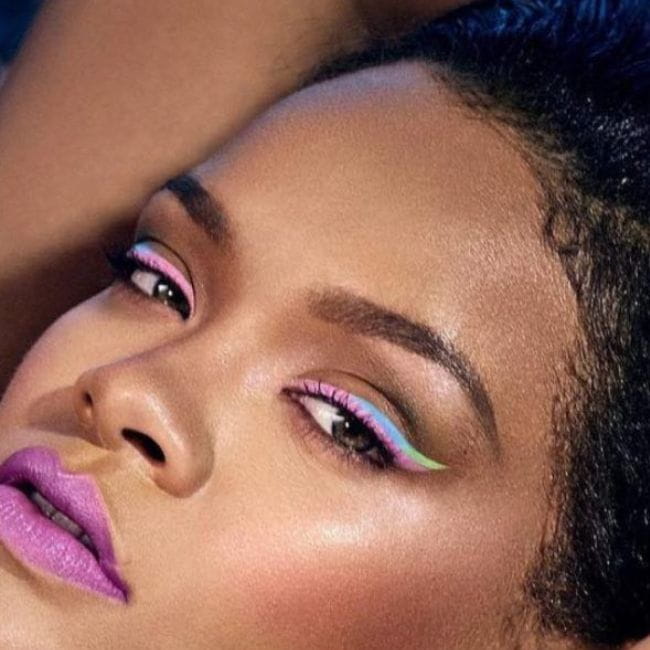 rihanna usando delineado gráfico neon