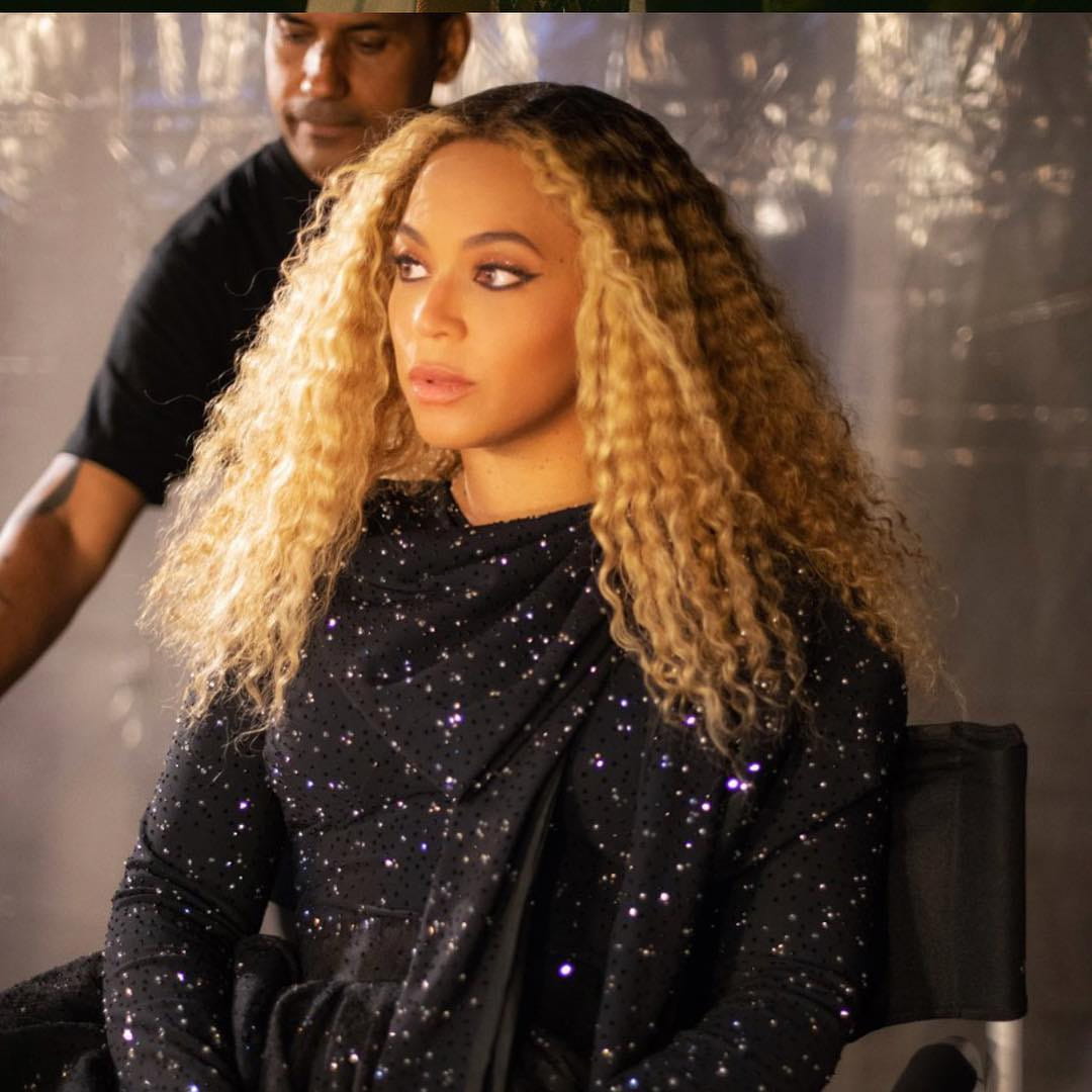 Cantora Beyonce com cabelo longo e corte reto