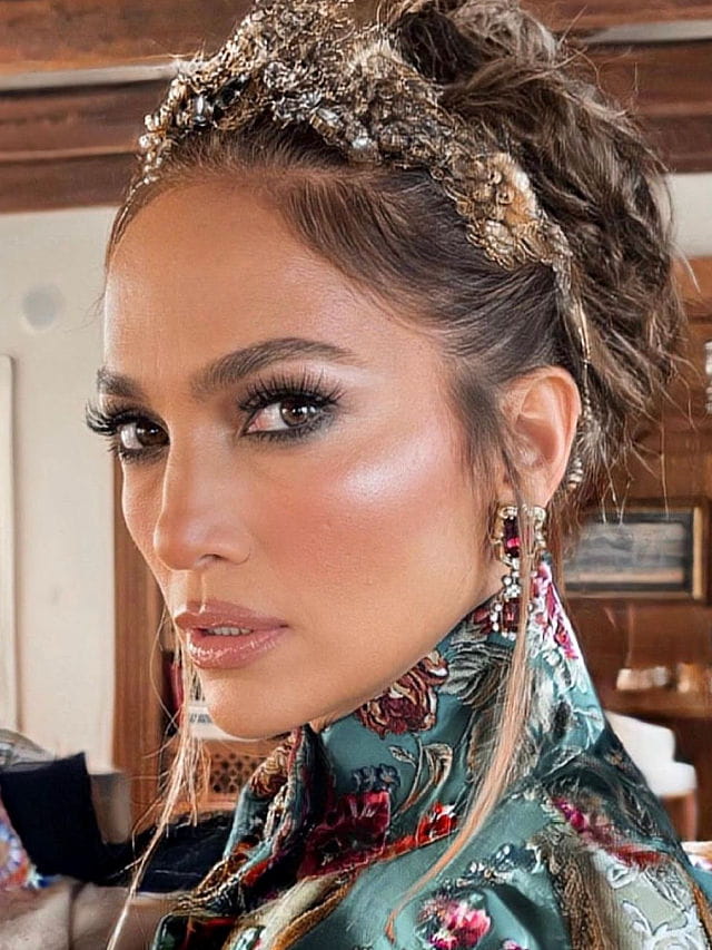 Jennifer Lopes com maquiagem com a têmpora bem iluminada